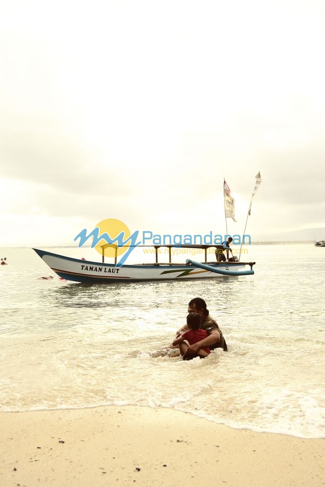 Galeri Photo Menikmati Sore di Pasir Putih Pangandaran