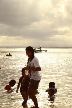 Galeri Photo Menikmati Sore di Pasir Putih Pangandaran