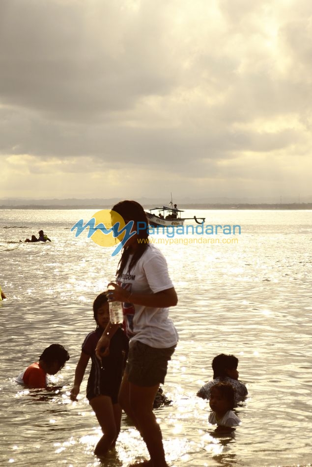 Galeri Photo Menikmati Sore di Pasir Putih Pangandaran