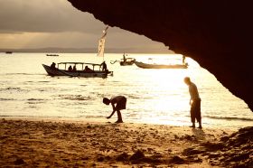 Galeri Photo Menikmati Sore di Pasir Putih Pangandaran