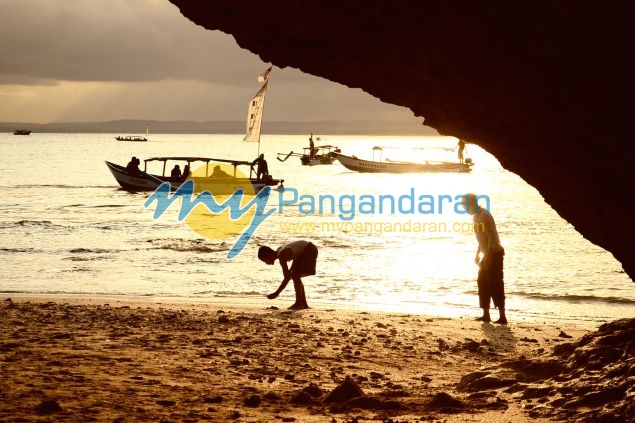 Galeri Photo Menikmati Sore di Pasir Putih Pangandaran