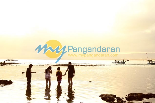 Galeri Photo Menikmati Sore di Pasir Putih Pangandaran