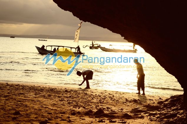 Galeri Photo Menikmati Sore di Pasir Putih Pangandaran