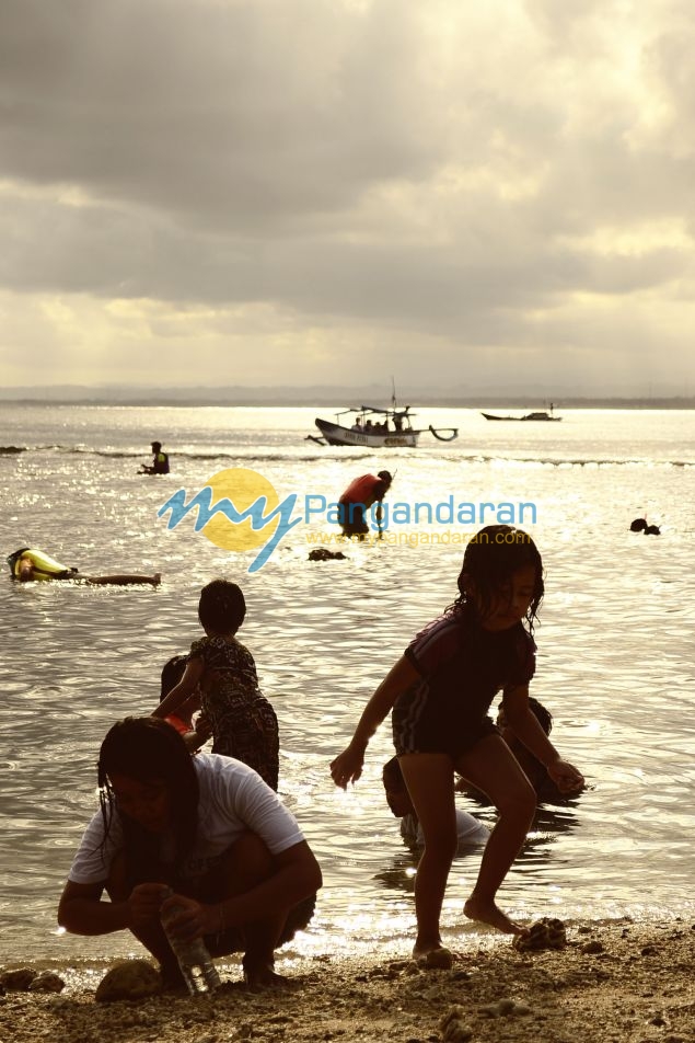 Galeri Photo Menikmati Sore di Pasir Putih Pangandaran