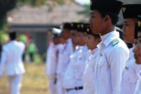 Aksi Pasukan Pengibar Bendera (Paskibra) Peringatan HUT RI di Pangandaran