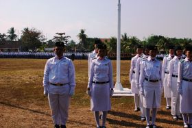 Aksi Pasukan Pengibar Bendera (Paskibra) Peringatan HUT RI di Pangandaran