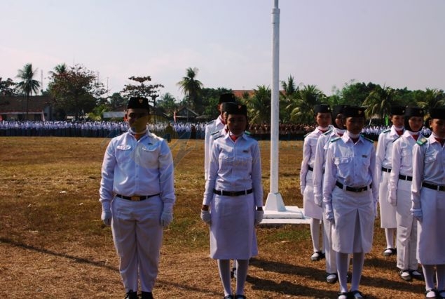 Aksi Pasukan Pengibar Bendera (Paskibra) Peringatan HUT RI di Pangandaran