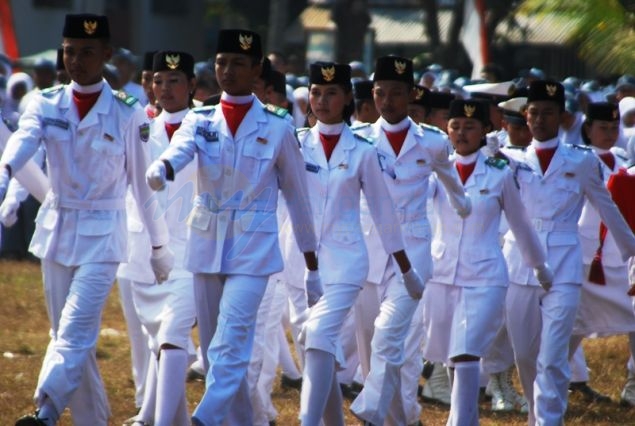 Aksi Pasukan Pengibar Bendera (Paskibra) Peringatan HUT RI di Pangandaran