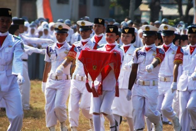 Aksi Pasukan Pengibar Bendera (Paskibra) Peringatan HUT RI di Pangandaran