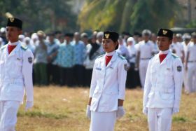 Aksi Pasukan Pengibar Bendera (Paskibra) Peringatan HUT RI di Pangandaran