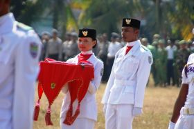 Aksi Pasukan Pengibar Bendera (Paskibra) Peringatan HUT RI di Pangandaran