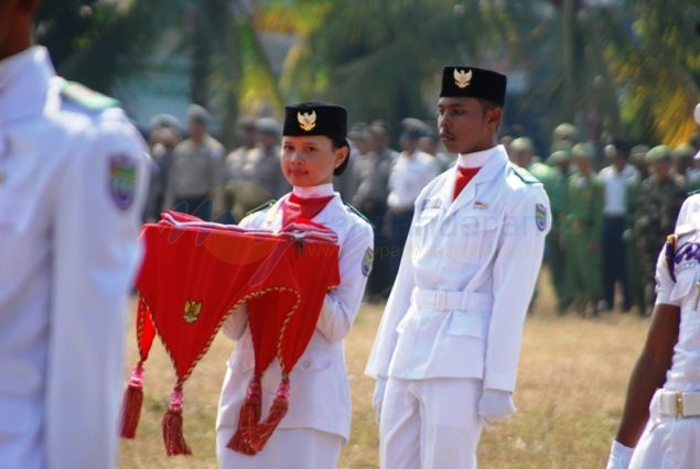 Aksi Pasukan Pengibar Bendera (Paskibra) Peringatan HUT RI di Pangandaran