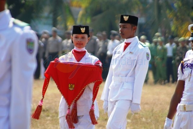 Aksi Pasukan Pengibar Bendera (Paskibra) Peringatan HUT RI di Pangandaran