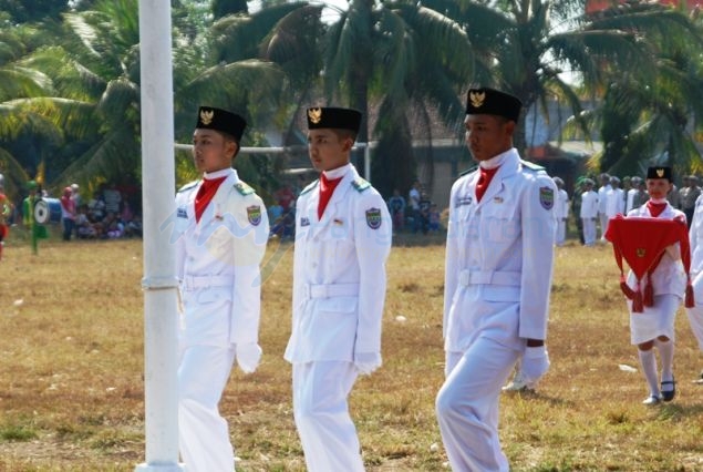 Aksi Pasukan Pengibar Bendera (Paskibra) Peringatan HUT RI di Pangandaran