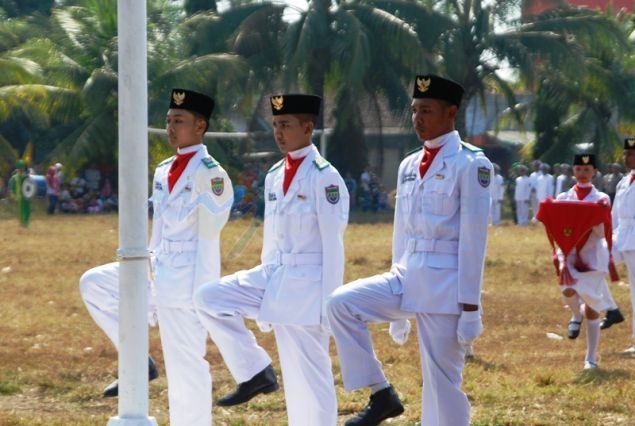 Aksi Pasukan Pengibar Bendera (Paskibra) Peringatan HUT RI di Pangandaran