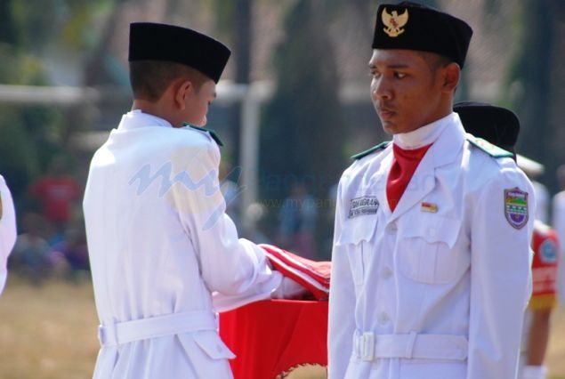 Aksi Pasukan Pengibar Bendera (Paskibra) Peringatan HUT RI di Pangandaran