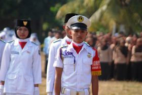 Aksi Pasukan Pengibar Bendera (Paskibra) Peringatan HUT RI di Pangandaran