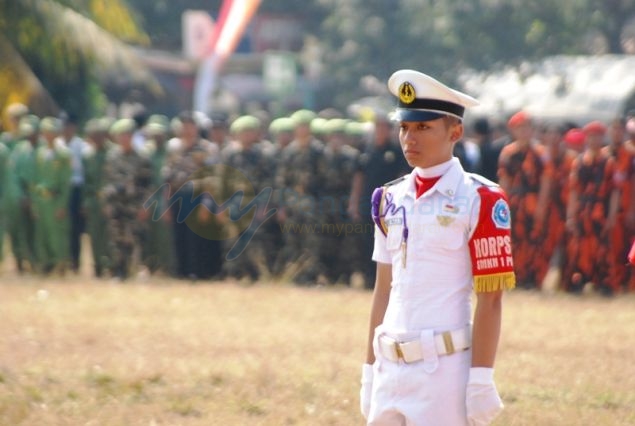 Aksi Pasukan Pengibar Bendera (Paskibra) Peringatan HUT RI di Pangandaran