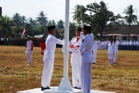 Aksi Pasukan Pengibar Bendera (Paskibra) Peringatan HUT RI di Pangandaran