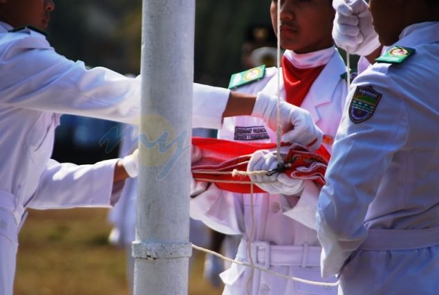 Aksi Pasukan Pengibar Bendera (Paskibra) Peringatan HUT RI di Pangandaran