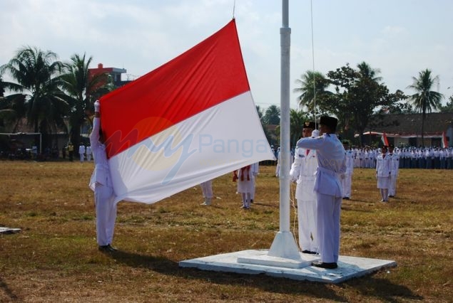 Aksi Pasukan Pengibar Bendera (Paskibra) Peringatan HUT RI di Pangandaran