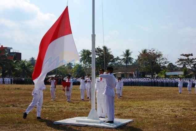 Aksi Pasukan Pengibar Bendera (Paskibra) Peringatan HUT RI di Pangandaran