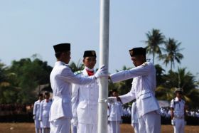 Aksi Pasukan Pengibar Bendera (Paskibra) Peringatan HUT RI di Pangandaran