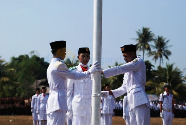 Aksi Pasukan Pengibar Bendera (Paskibra) Peringatan HUT RI di Pangandaran