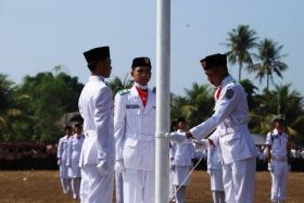 Aksi Pasukan Pengibar Bendera (Paskibra) Peringatan HUT RI di Pangandaran