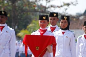 Aksi Pasukan Pengibar Bendera (Paskibra) Peringatan HUT RI di Pangandaran