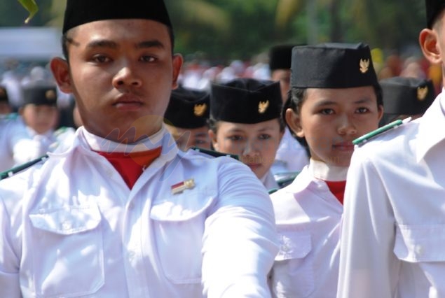 Aksi Pasukan Pengibar Bendera (Paskibra) Peringatan HUT RI di Pangandaran