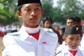 Aksi Pasukan Pengibar Bendera (Paskibra) Peringatan HUT RI di Pangandaran