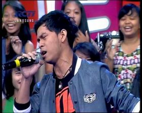 Foto-Foto Cakra Khan Saat Live di Dahsyat RCTI