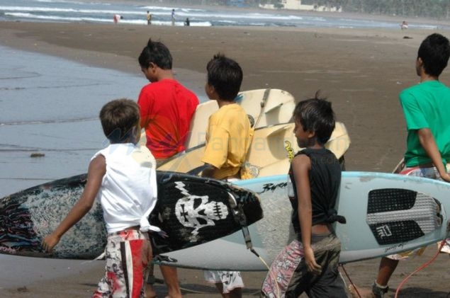 Melihat Potret Anak-Anak Pangandaran Bermain Saat ini