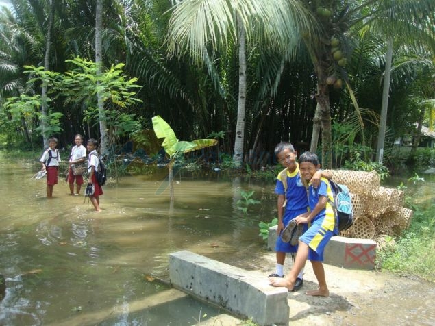 Melihat Potret Anak-Anak Pangandaran Bermain Saat ini