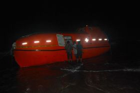 Inilah Dokumentasi Kapal  Milik Negara Asing Yang Terdampar di Pantai Pangandaran