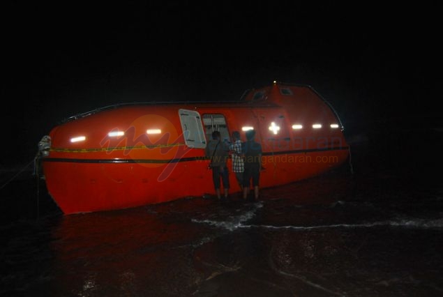 Inilah Dokumentasi Kapal  Milik Negara Asing Yang Terdampar di Pantai Pangandaran