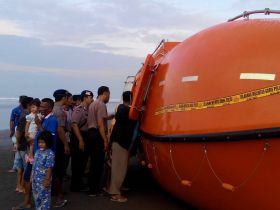 Inilah Dokumentasi Kapal Asing Yang Terdampar di Pantai Pangandaran