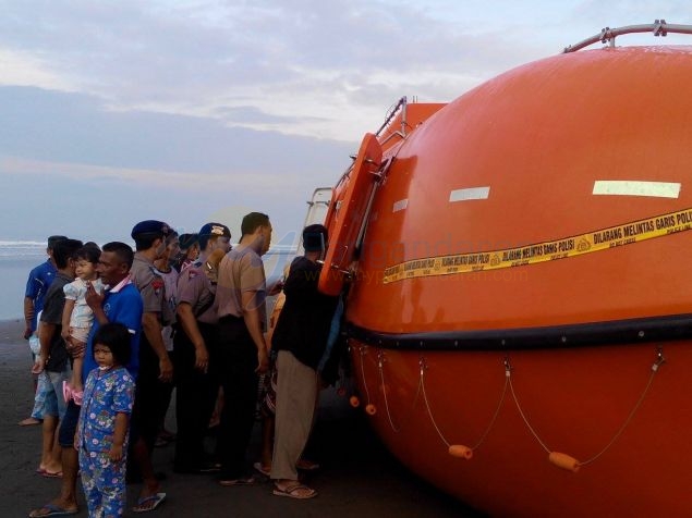 Inilah Dokumentasi Kapal Asing Yang Terdampar di Pantai Pangandaran