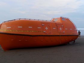 Inilah Dokumentasi Kapal Asing Yang Terdampar di Pantai Pangandaran