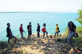 Melihat Indahnya Pantai Batu Karas