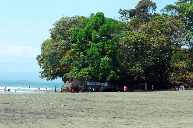 Melihat Indahnya Pantai Batu Karas