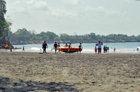 Melihat Indahnya Pantai Batu Karas