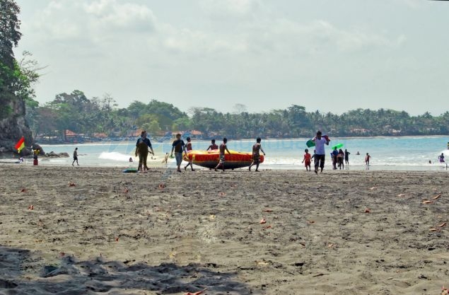 Melihat Indahnya Pantai Batu Karas