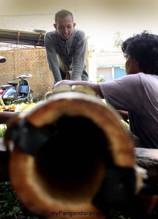 Tradisi Lodong Lebaran Warga Cikembulan