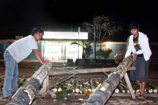 Tradisi Lodong Lebaran Warga Cikembulan