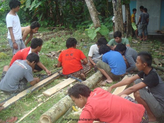 Tradisi Lodong Lebaran Warga Cikembulan