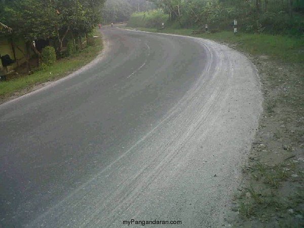 Pangandaran Diguyur Hujan Debu Merapi