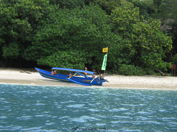 Pasir Putih Surganya Para Turis