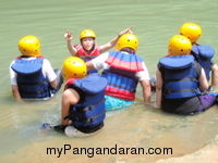 Asyiknya Body Rafting di Green Canyon